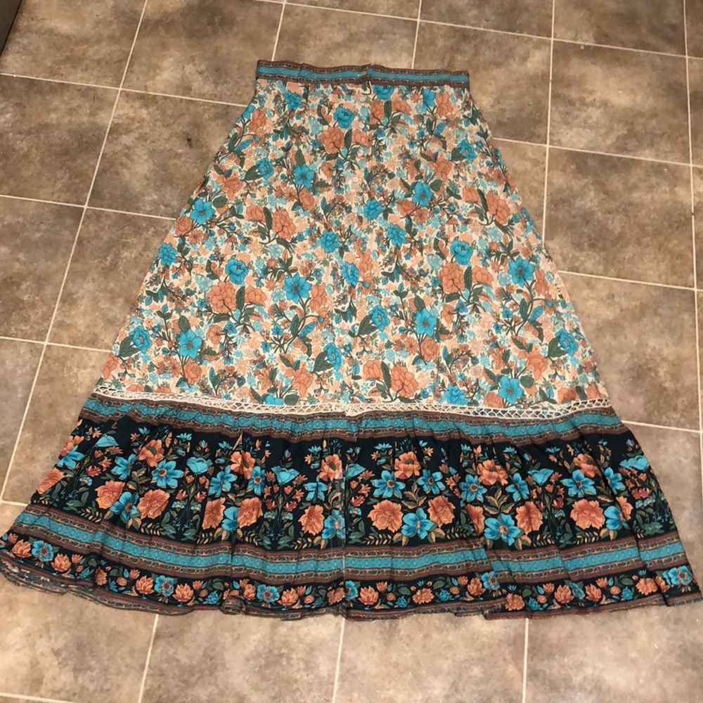 90’s looks button down flowery skirt.